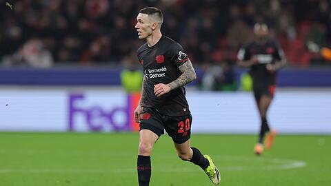 Bei Bayer Leverkusen schmerzlich vermisst: Alejandro Grimaldo ist am Samstag im Spiel gegen Bayern M&uuml;nchen gelbgesperrt (Archivbild).