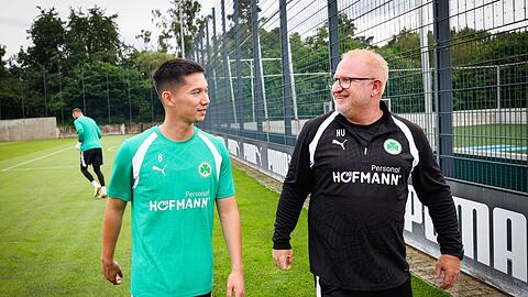 Trainer Heiko Vogel (r) hofft auf eine erfolgreichere Saison.