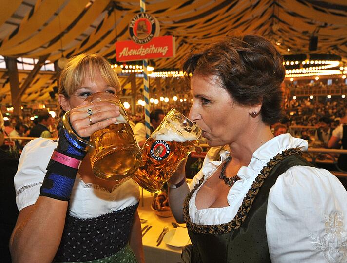 Der AZ-Wiesn-Stammtisch am Freitagabend: Mit dabei waren auch starke Frauen: Kickboxerin Christine Theiss (l.) und Sozialministerin Christine Haderthauer
