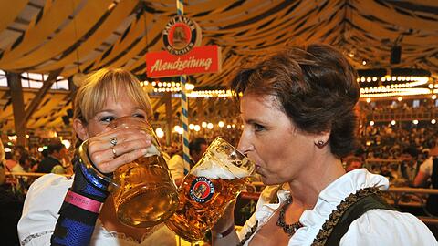 Der AZ-Wiesn-Stammtisch am Freitagabend: Mit dabei waren auch starke Frauen: Kickboxerin Christine Theiss (l.) und Sozialministerin Christine Haderthauer