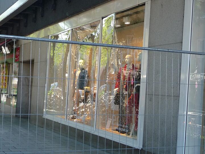 Schwabing am Tag nach der Bombensprengung: Die Spuren der Detonation sind deutlich zu erkennen. Im Laufe des Vormittags werden die Schäden an den Gebäuden der Umgebung erfasst.