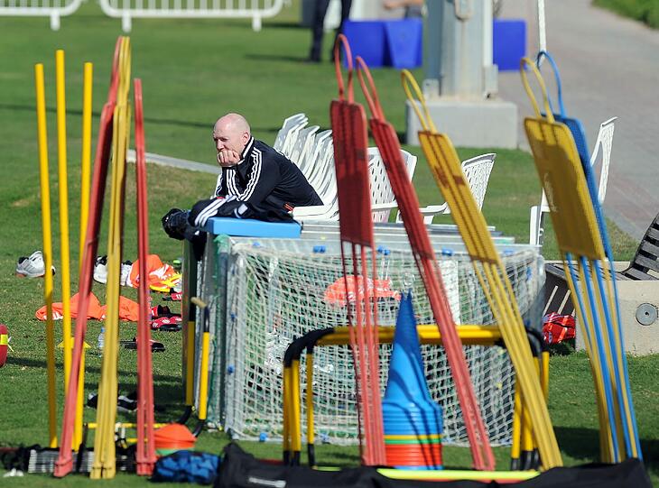Der FC Bayern beim Abendtraining in Doha.