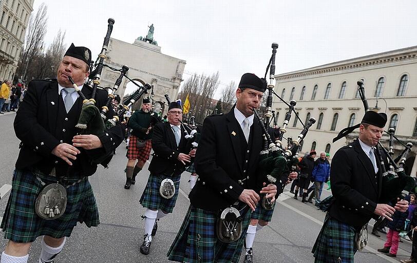 Irisches Brauchtum auf den Straßen München: Beim Umzug zum St. Patrick's Day sind Jung und Alt dabei - und gute Laune ist Pflicht.