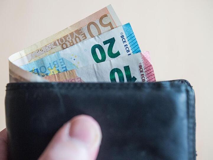 Viele Menschen werden sich nächstes Jahr über mehr Geld freuen können.