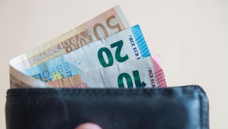 Viele Menschen werden sich nächstes Jahr über mehr Geld freuen können.