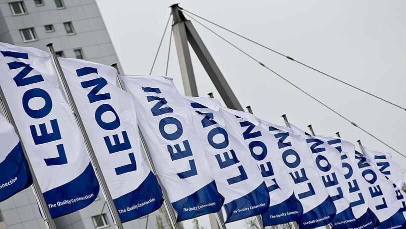 Fahnen mit dem Logo der Leoni AG wehen im Wind.