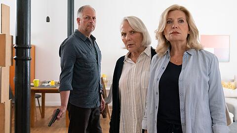 "Die Kanzlei: Blutlinien": Isa von Brede (r.) und ihre Mutter Marion (Marie Anne Fliegel) werden von Egin von Brede (Frank Röth) bedroht.