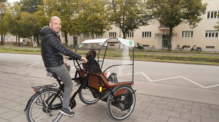 Falk Hilber auf einer Rikscha. Er ist Geschäftsführer von Rikschaguide.com. Sind die Rikschas bald Teil des ÖPNV in München?