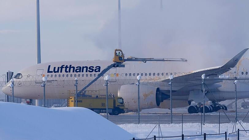 Am Flughafen in München müssen Maschinen enteist werden. (Archivbild)