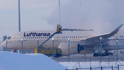Am Flughafen in München müssen Maschinen enteist werden. (Archivbild)