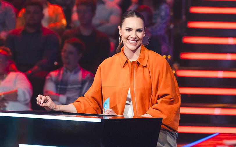 P&uuml;nktlich zum Jubil&auml;um von "Die gro&szlig;e Maus-Show" kehrt Esther Sedlaczek als Moderatorin zur&uuml;ck. W&auml;hrend ihrer Schwangerschaft hatte sie sich letztes Jahr von Florian Silbereisen vertreten lassen.