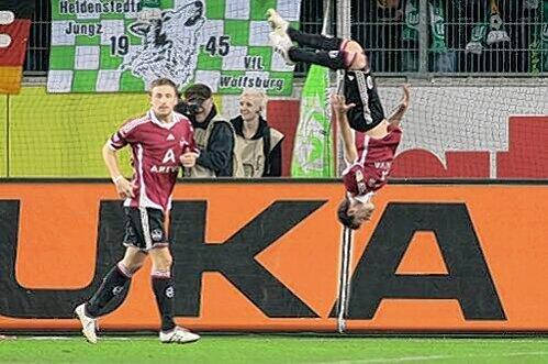 Überflieger beim  Abheben: Albert Bunjaku turnt  vor Freude, Kollege und Landsmann Daniel Gygax staunt.