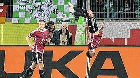 Überflieger beim  Abheben: Albert Bunjaku turnt  vor Freude, Kollege und Landsmann Daniel Gygax staunt.