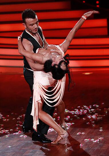 Die Promis bei Let's Dance geben Gas, zeigen immer mehr nackte Haut, immer gewagtere Outfits - sehen Sie hier die heißen Bilder...