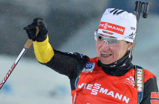 Andrea Henkel jubelt nach der 15 km-Strecke über ihr gutes Ergebnis.