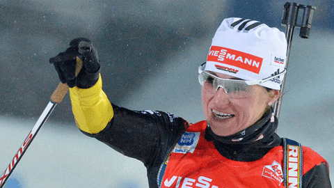 Andrea Henkel jubelt nach der 15 km-Strecke über ihr gutes Ergebnis.