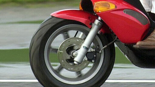 Mit einem Moped ist ein 17-Jähriger schwer gestürzt und dabei gestorben. Mit einem Moped ist ein 17-Jähriger schwer gestürzt und dabei gestorben.