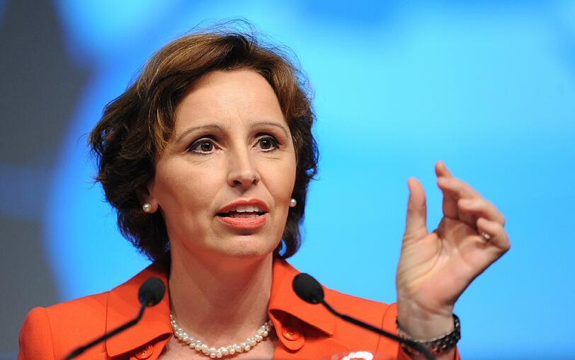 5. Das Rütteln an seinem Denkmal. Bayerns Sozialministerin Christine Haderthauer erklärte: "Der war superinteressant und imponierend und faszinierend", als "Vorbildpolitiker" empfinde sie ihn aber nicht. "Da gab's ja dann doch viele Dinge, die ich jetzt vielleicht anderen nicht zur Nachahmung empfehlen würde."