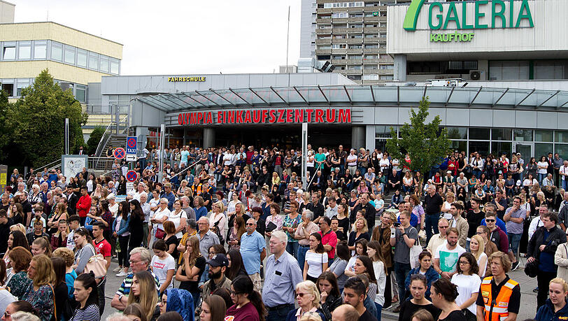 Mehr als 1000 Menschen gedenken gemeinsam mit Angehörigen der Opfer, Verletzten, Rettungskräften und Politikern aus dem bayerischen Landtag und Bundestag den Opfern des Amoklaufs am OEZ. Mehr als 1000 Menschen gedenken gemeinsam mit Angehörigen der Opfer, Verletzten, Rettungskräften und Politikern aus dem bayerischen Landtag und Bundestag den Opfern des Amoklaufs am OEZ.