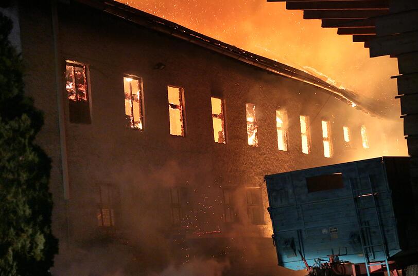 Am Freitagmorgen hat es einen Großbrand auf dem Gelände eines Bauernhofes gegeben. Das Feuer war ersten Erkenntnissen zufolge in einer Lagerhalle ausgebrochen, die Ursache war zunächst unklar.