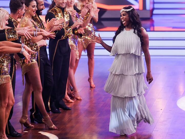 Jurymitglied Motsi Mabuse wird in der RTL-Tanzshow "Let's Dance" von Tänzern begrüßt.