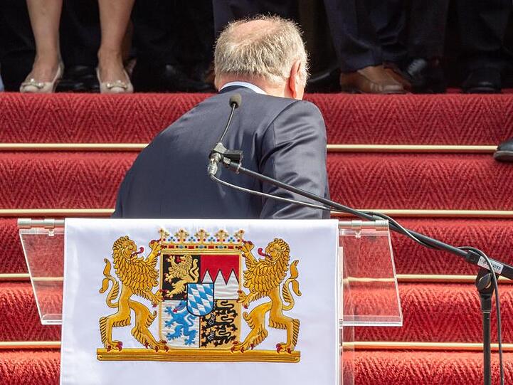 Uli Hoeness verlässt nach einigen Worten das Rednerpult im Hofgarten der bayerischen Staatskanzlei.
