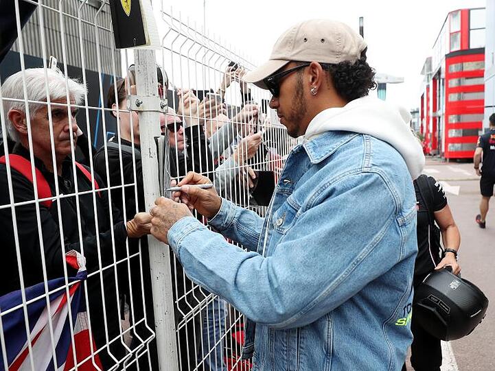 Formel-1-Weltmeister Lewis Hamilton (r) sagte seine Medientermine ab.