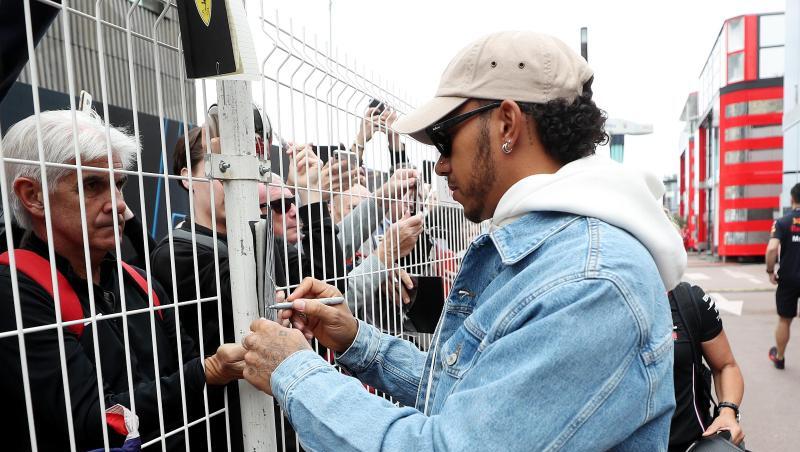 Formel-1-Weltmeister Lewis Hamilton (r) sagte seine Medientermine ab. Formel-1-Weltmeister Lewis Hamilton (r) sagte seine Medientermine ab.