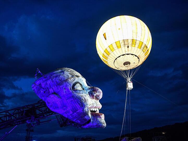 Hochseiltanz und Ballonflüge sind Teil der Inszenierung.