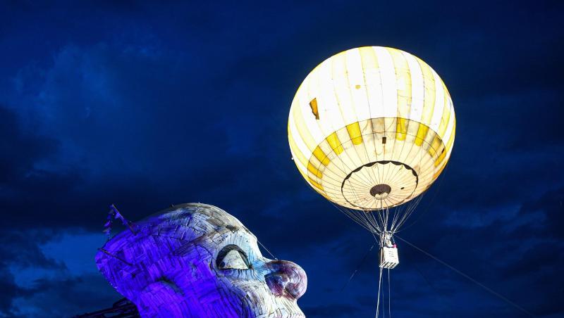 Hochseiltanz und Ballonflüge sind Teil der Inszenierung. Hochseiltanz und Ballonflüge sind Teil der Inszenierung.