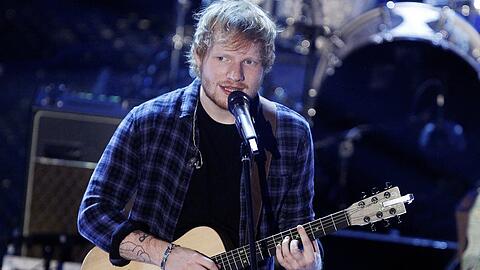 Ed Sheeran glaubt, dass seine Live-Show nicht mit den legendären Halbzeit-Stars mithalten kann.