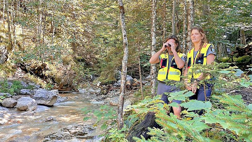 Marina Unterreiner (r.) mit einem Kollegen im Einsatz im Nationalpark Berchtesgaden. Marina Unterreiner (r.) mit einem Kollegen im Einsatz im Nationalpark Berchtesgaden.