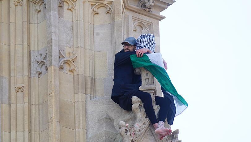 Barfuß war der Mann mit der Flagge auf den Turm geklettert.