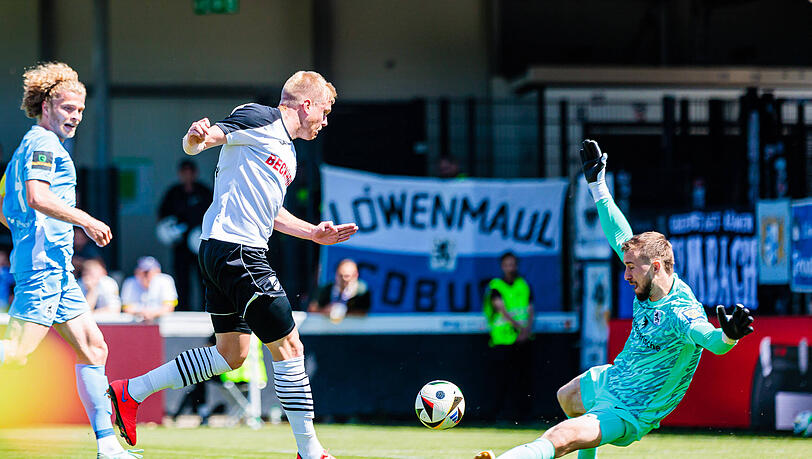 Marco Hiller (li.) rettet gegen Lars Lokotsch.