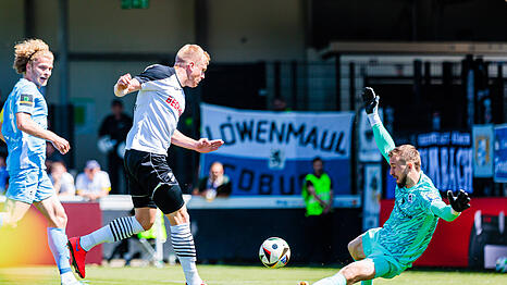 Marco Hiller (li.) rettet gegen Lars Lokotsch.