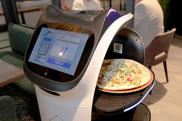 Diese Art von Roboter hat wohl schon so mancher in einem Restaurant gesehen: Sie bringen Essen und holen Geschirr wieder ab. Diese Art von Roboter hat wohl schon so mancher in einem Restaurant gesehen: Sie bringen Essen und holen Geschirr wieder ab.