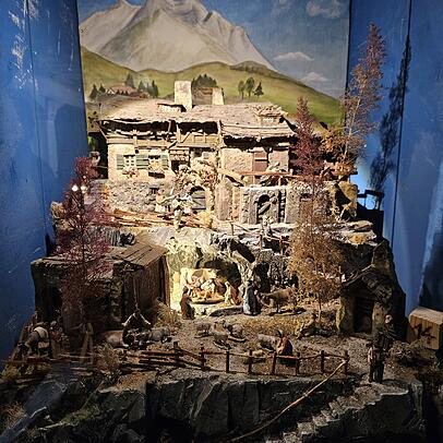 Die Figuren dieser Kleinkrippe stammen von einem zeitgenössischen neapolitanischen Künstler. Die Landschaft auf drei Ebenen hat Jürgen Milla gebaut.