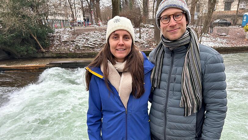 Amelie und William sind entt&auml;uscht, dass die Welle nicht mehr surfbar ist.