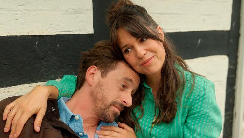 "Rote Rosen": Nach ihrem spontanen Liebesgeständnis an Ove (l.) ist Franka (r.) überfordert. "Rote Rosen": Nach ihrem spontanen Liebesgeständnis an Ove (l.) ist Franka (r.) überfordert.