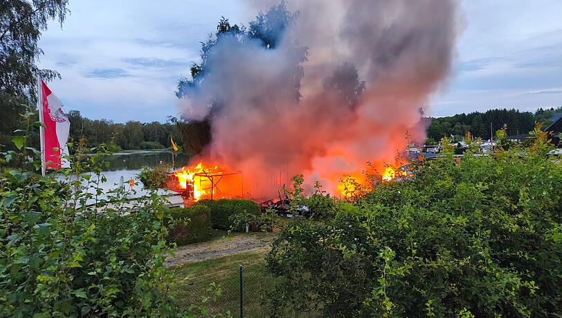 Feuerwehrleute l&ouml;schten die Flammen auf dem Campingplatz.