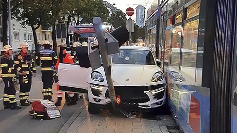Bei dem Unfall entstand nach Angaben der Feuerwehr an Tram, Pkw und Haltestelle ein erheblicher Sachschaden im sechsstelligen Bereich. Bei dem Unfall entstand nach Angaben der Feuerwehr an Tram, Pkw und Haltestelle ein erheblicher Sachschaden im sechsstelligen Bereich.