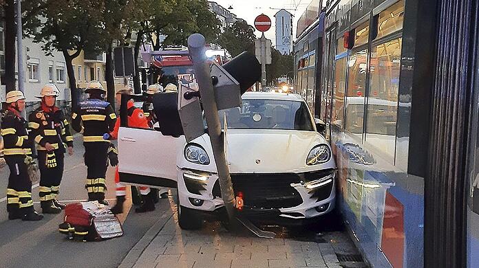 Bei dem Unfall entstand nach Angaben der Feuerwehr an Tram, Pkw und Haltestelle ein erheblicher Sachschaden im sechsstelligen Bereich. Bei dem Unfall entstand nach Angaben der Feuerwehr an Tram, Pkw und Haltestelle ein erheblicher Sachschaden im sechsstelligen Bereich.