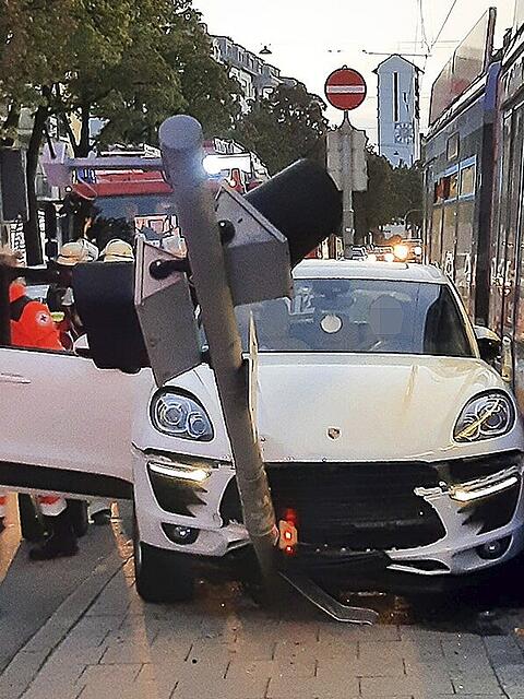 Bei dem Unfall entstand nach Angaben der Feuerwehr an Tram, Pkw und Haltestelle ein erheblicher Sachschaden im sechsstelligen Bereich.