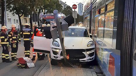 Bei dem Unfall entstand nach Angaben der Feuerwehr an Tram, Pkw und Haltestelle ein erheblicher Sachschaden im sechsstelligen Bereich.