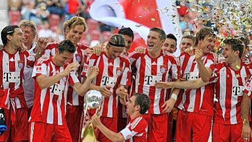 Das erste Ding ist da: Kapitän Philipp Lahm, der Mark van Bommel am Samstag in Augsburg vertrat, präsentiert vor den jubelnden Kollegen den Supercup. Das erste Ding ist da: Kapitän Philipp Lahm, der Mark van Bommel am Samstag in Augsburg vertrat, präsentiert vor den jubelnden Kollegen den Supercup.