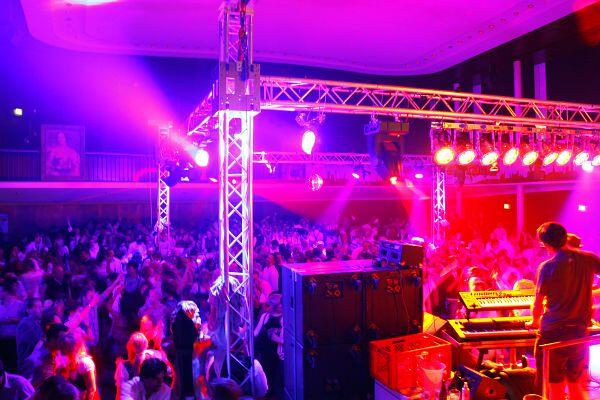 So zünftig feierten die Promis im Hippodrom von Wiesn-Wirt Sepp Krätz auf dem Frühlingsfest und in der Alten Kongresshalle beim "Tracht & Pracht Clubbing".