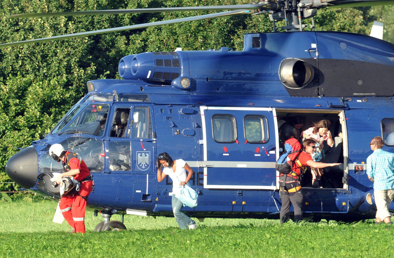 Horror-Nacht für einige Insassen einer Gondel in Schwangau. Nach einem Gleitschirm-Unfall mussten die Fahrgäste teils die Nacht in der Luft verbringen. Rettungskräfte konnten alle Menschen retten. Die Bilder