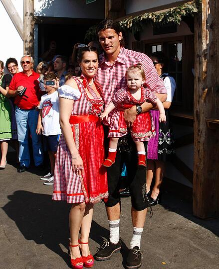 Daniel van Buyten hat gleich zwei schöne Damen bei sich: Seine Freundin Celine und ihre kleine Tochter tragen beide ein farbenfrohes Dirndl.