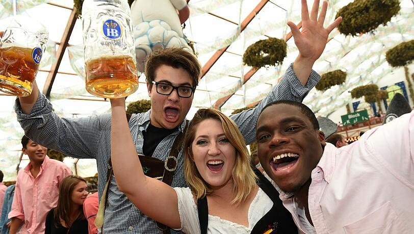 Ausgelassene Stimmung in den Festzelten. Ausgelassene Stimmung in den Festzelten.
