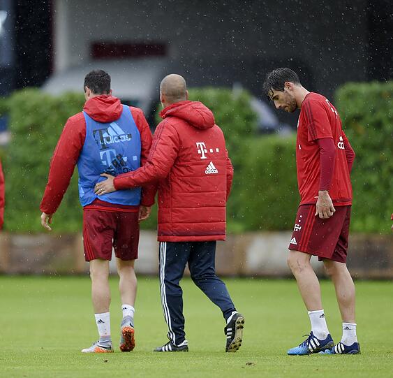 Die Bayern-Stars Jerome Boateng und Robert Lewandowski geraten im Mittwochstraining heftig aneinander. Foto: Bernd Feil